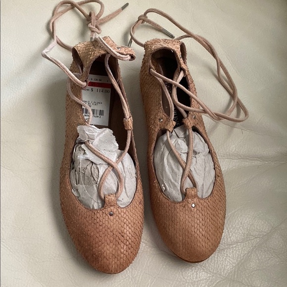 Donald J. Pliner Paix Tan Lace-Up Flats with Textured Leather - Picture 2 of 8